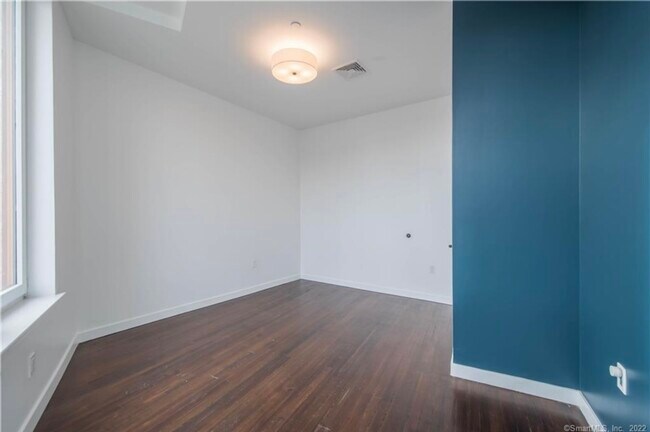 Building Photo - 136 Main St