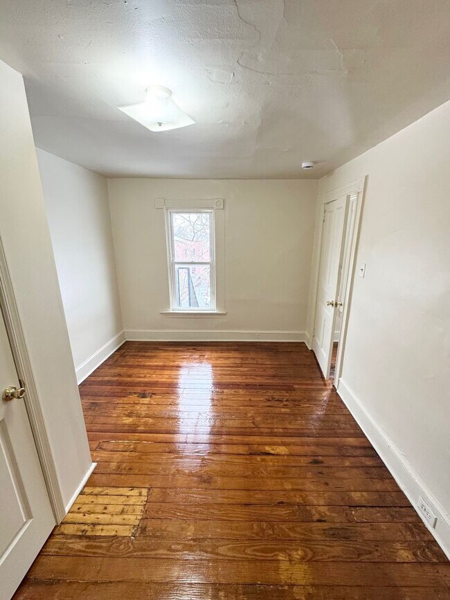 Building Photo - CHRI438