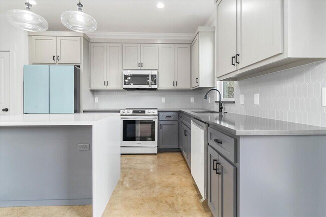 Building Photo - 114 Shady Bluff Dr