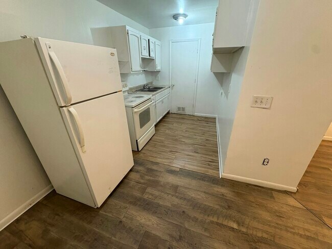 Building Photo - 2529 W Riverview Ave