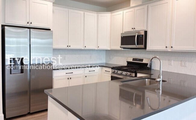 Building Photo - 3 Bed/2.5 Bath Town Home with Garage / Available Now!