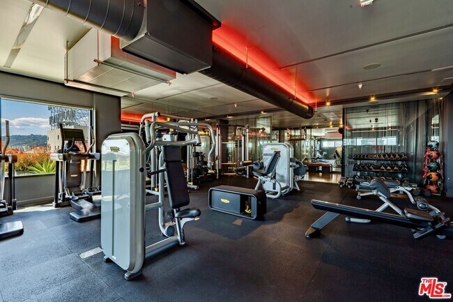 Building Photo - 6250 Hollywood Blvd