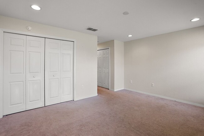 Building Photo - 581 Greenshank Dr