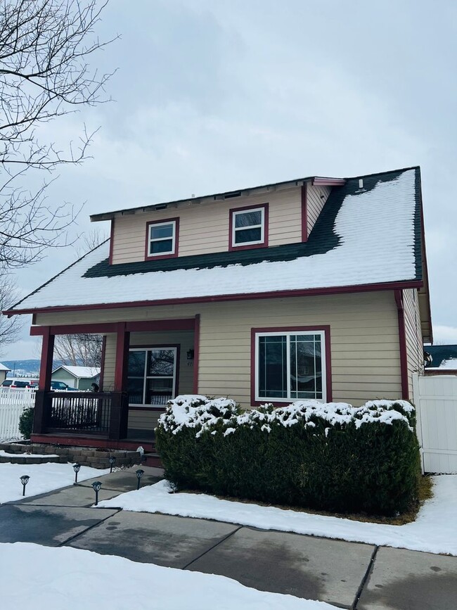 Building Photo - 3 Bed - 2 Bath - Fenced Yard