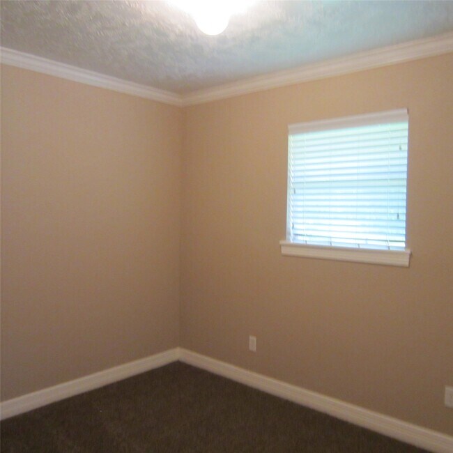 Building Photo - 18675 Ferne Dr