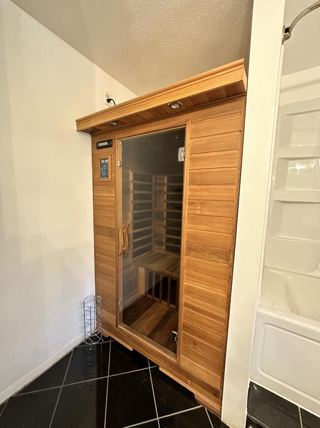 Building Photo - 1009 Augusta Dr