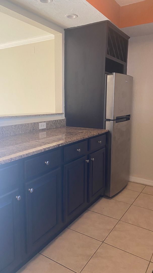 Building Photo - Updated 1-Bedroom Condo in a Gated Communi...