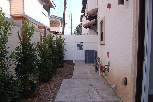 Building Photo - 425 W Duarte Rd