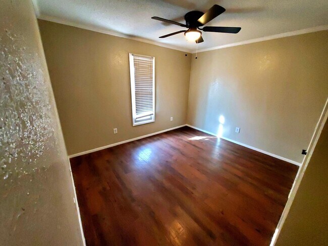 Building Photo - Spacious and Gorgeous 3/2 in Northwest Lub...