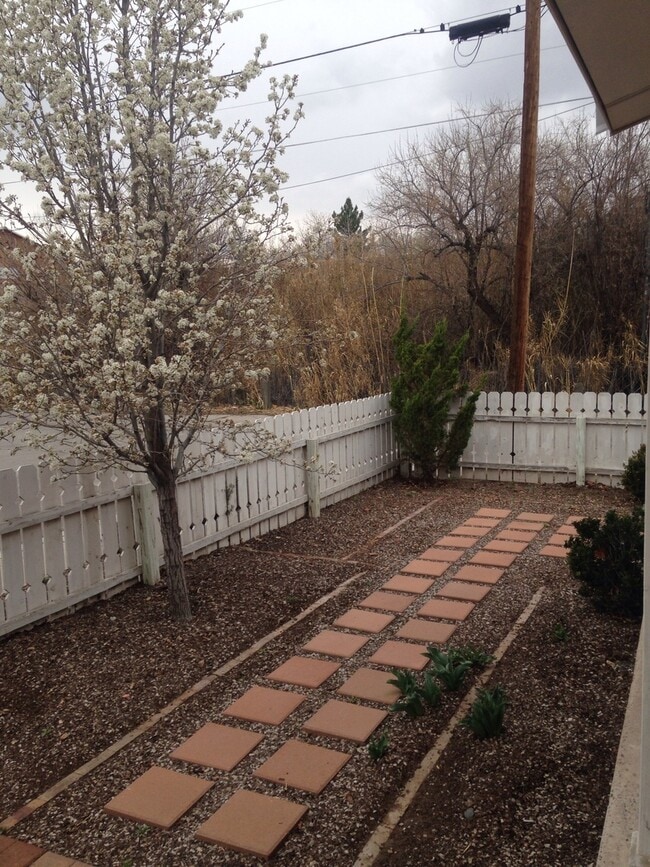 Building Photo - ABSOLUTELY DARLING 2 Bedroom  1 Bath DOWNT...