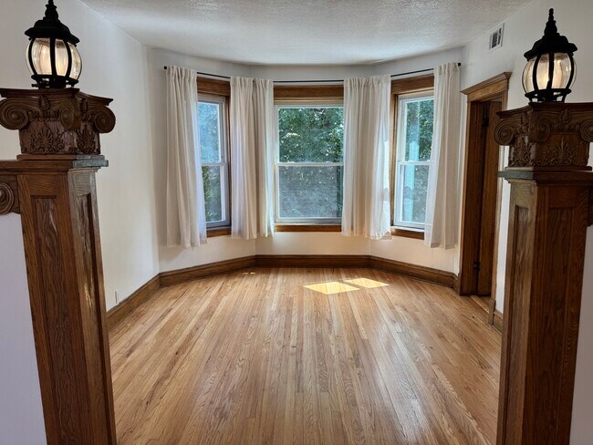 Building Photo - 3910 W Wrightwood Ave
