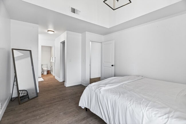 Building Photo - 2 Bedroom Condo for Rent in Redding CA | Pool, Spa, Fireplace, Balcony