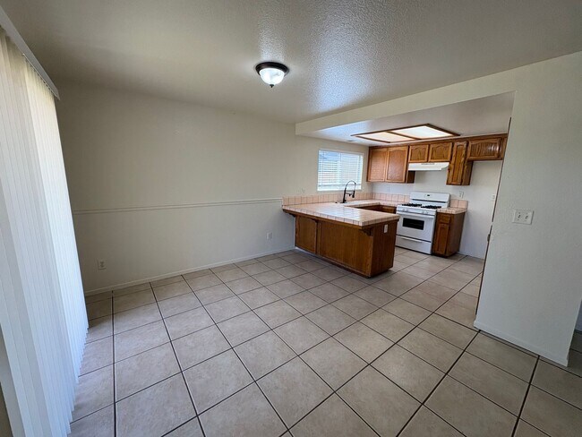 Building Photo - Cozy Home On Spacious Lot In Tulare Available Now!