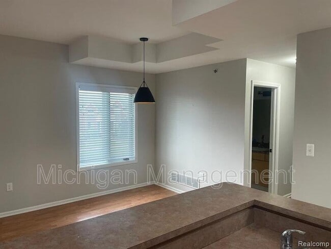 Building Photo - 2721 E Maple Rd