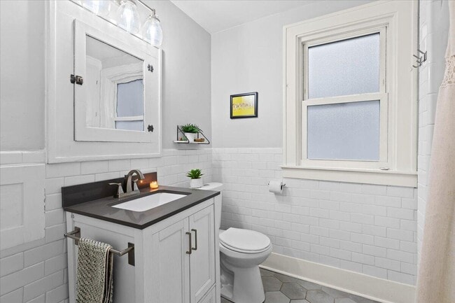 Building Photo - 575 E Lewiston Ave