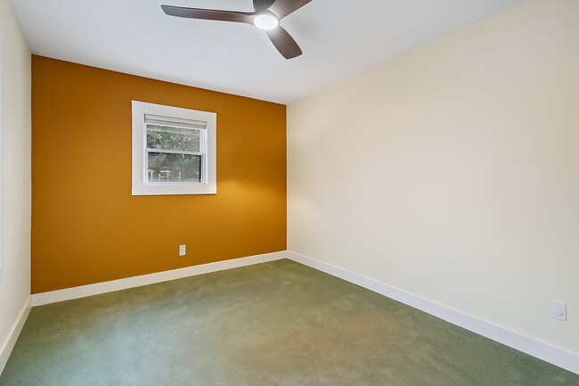 Building Photo - Charming Downtown Home!