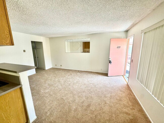 Building Photo - Upgraded Spacious and Bright Upstairs One Bedroom