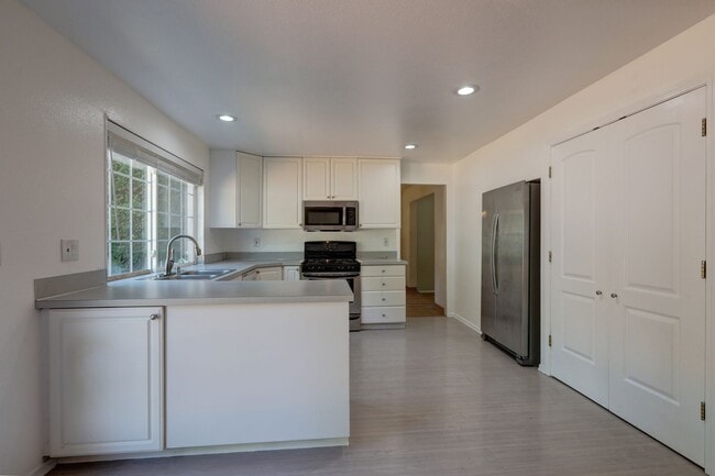 Building Photo - 4-bedroom 2.5 bath on cul-de-sac in Kirkland