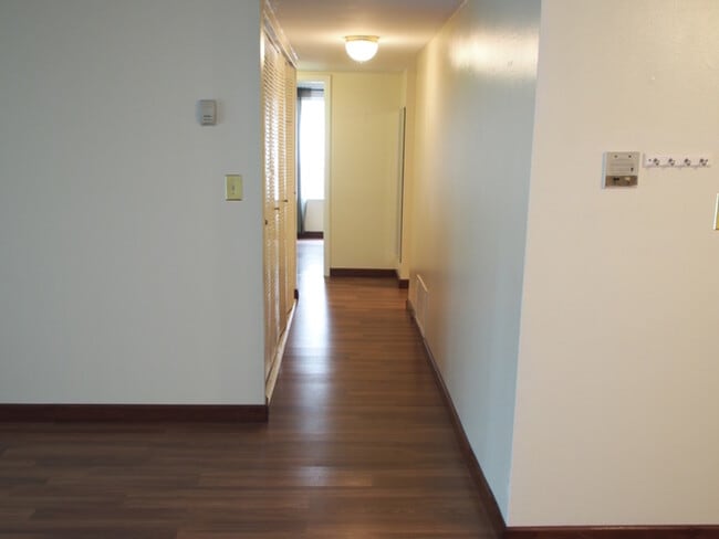 Building Photo - 6158 Knoll Way Dr