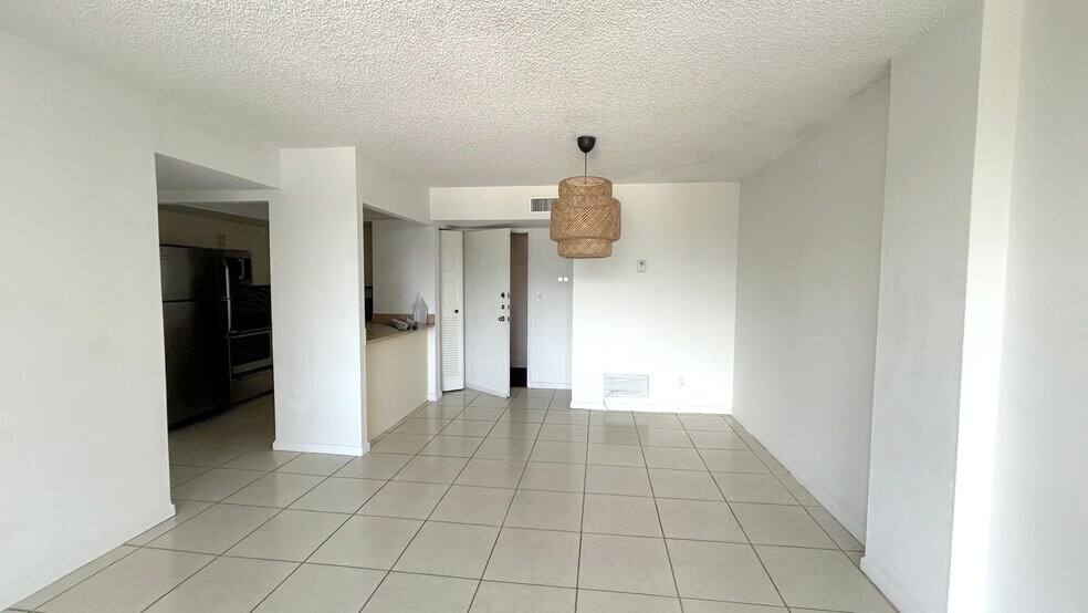 Building Photo - 2715 Tigertail Ave