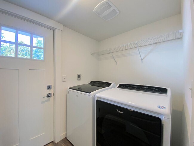 Building Photo - Vintage University Place Four Bedroom