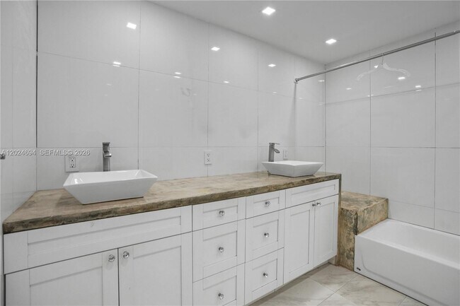 Building Photo - 1081 NE 166th St