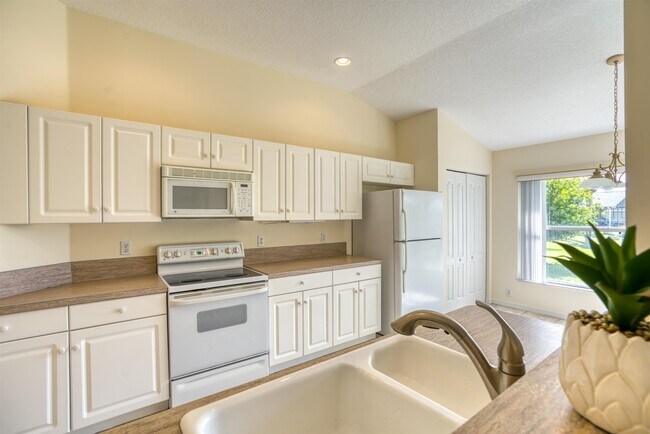 Building Photo - 704 Captains Dr