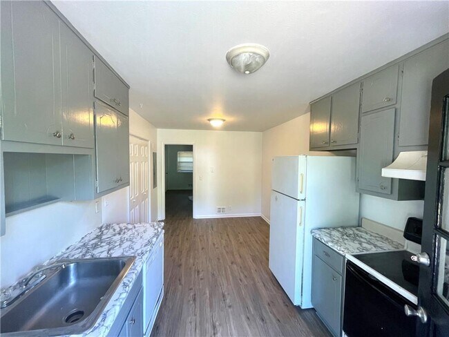 Building Photo - 2916 Skyland Dr NE