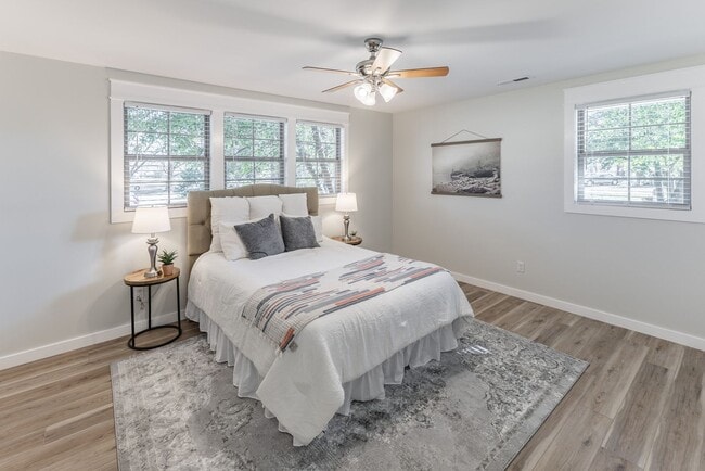 Building Photo - Close to downtown Athens! Beautifully renovated home with charm!