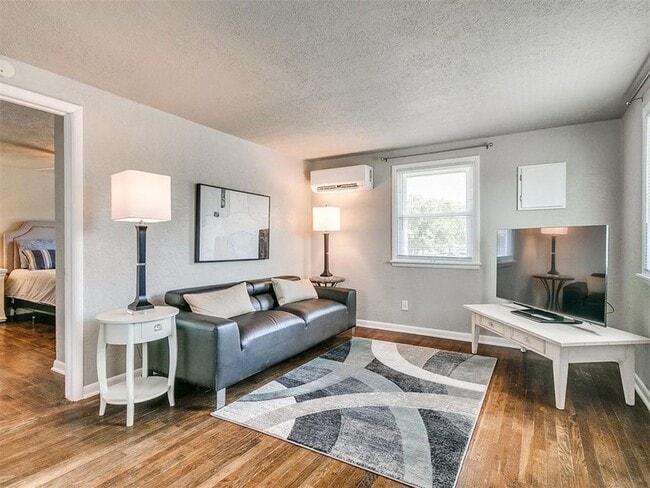 Building Photo - 203 E Brooks St