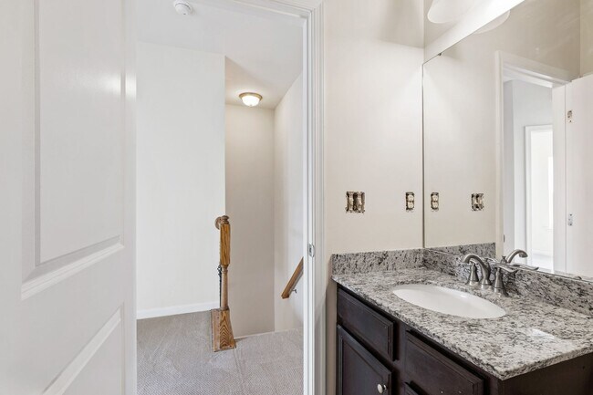 Building Photo - Beautifully Maintained 4BR/3.5BA End-Unit ...