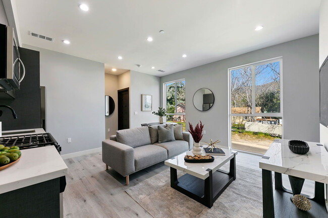 Building Photo - 13637 N Fellows Ave