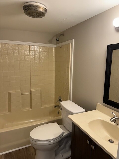 Building Photo - Spacious 2BR/1BA in Hendersonville! Completely renovated!