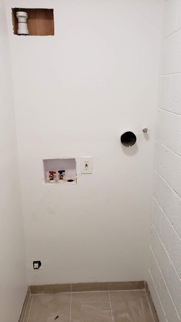 Building Photo - E Washington Ave Triplex