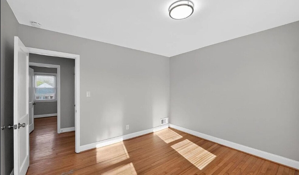 Building Photo - 3425 Dunran Rd