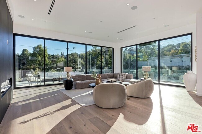 Building Photo - 16879 Mooncrest Dr