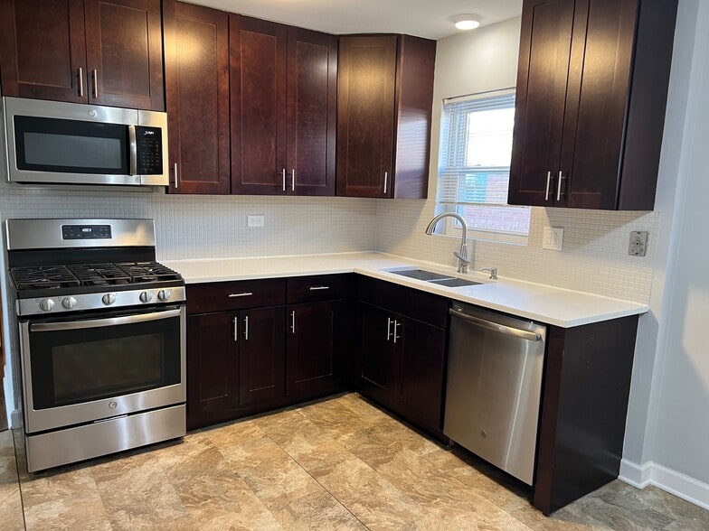 Unit 3N - Kitchen - 8614 W Berwyn Ave