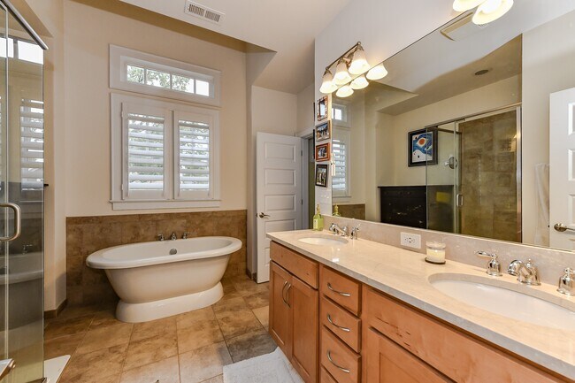 Building Photo - 332 Magnolia Ave