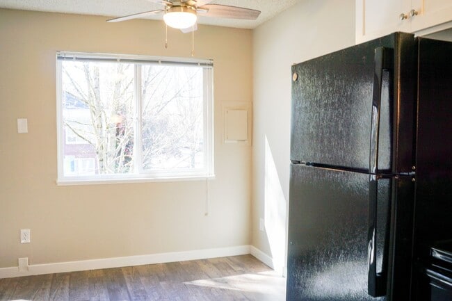 Building Photo - Close in SE Trendy Buckman - Updated 1st Floor 1 Bedroom!