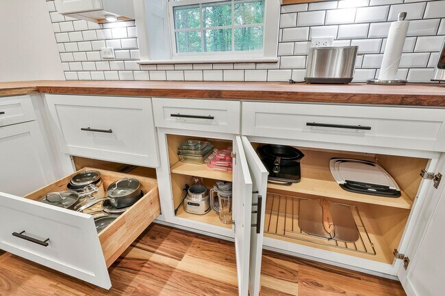 Building Photo - 410 Thornton Ln