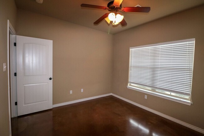 Building Photo - 3017 Stallion Dr