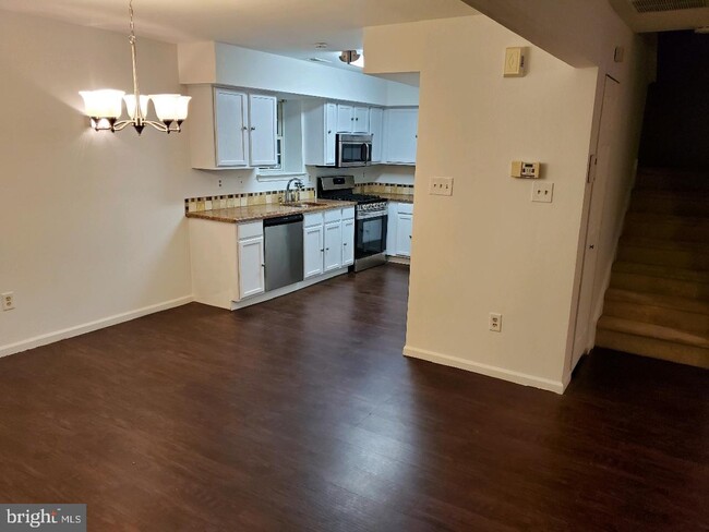 Building Photo - 6601 Riverfront Dr