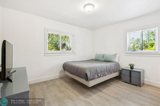Building Photo - 1670 SW 22nd Ave