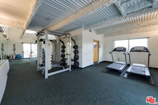 Building Photo - 838 N Doheny Dr