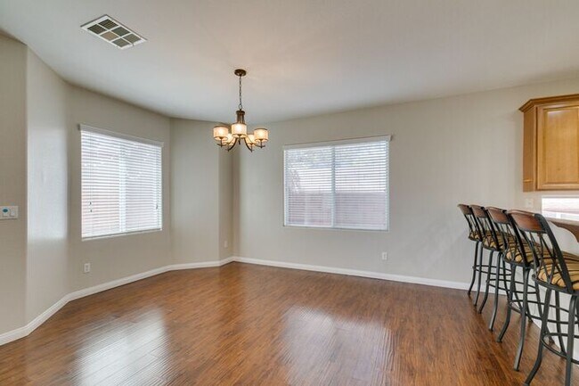 Building Photo - Beautiful 3 Bed / 3 Bath Home in Skyridge Community