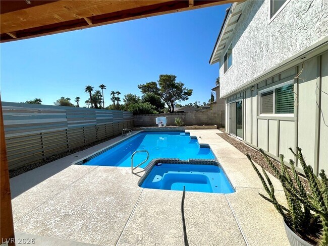 Building Photo - 2246 Windsor Dr