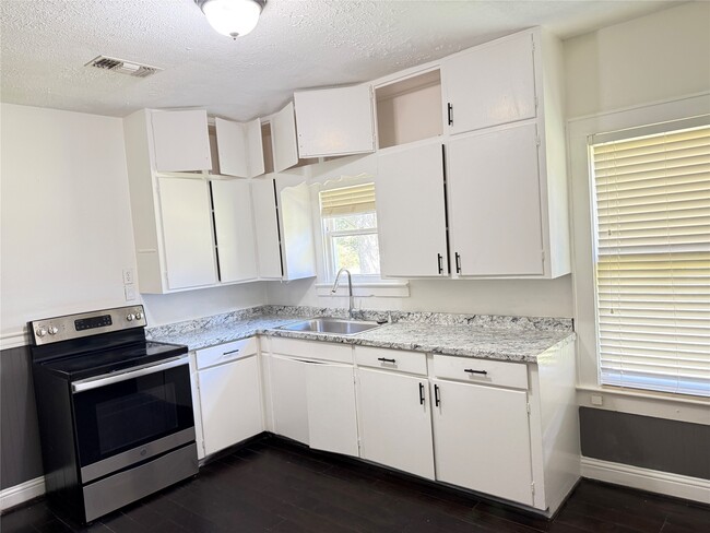 Building Photo - 17119 TX-35