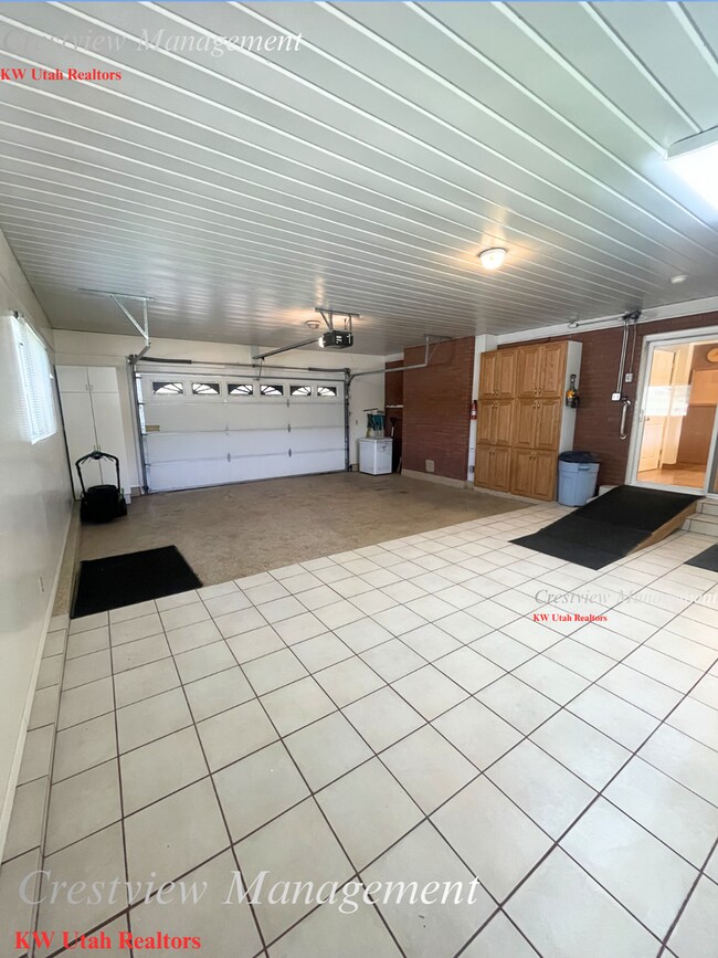 Building Photo - Charming Home with Expansive Yard in Prime Draper Location