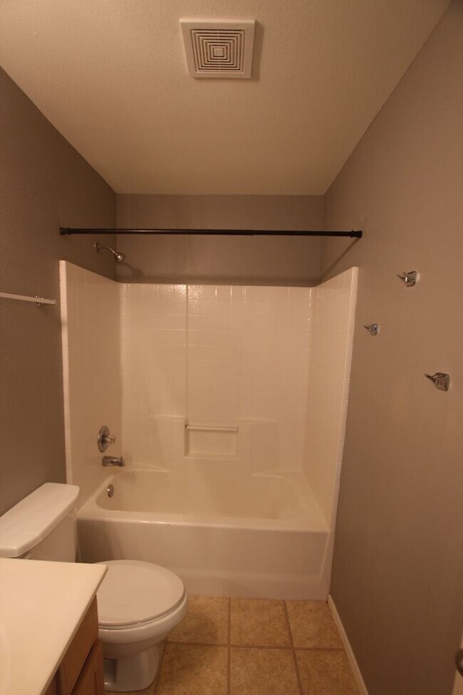 Building Photo - Beautiful 4 bedroom 2 bath home in Flint!