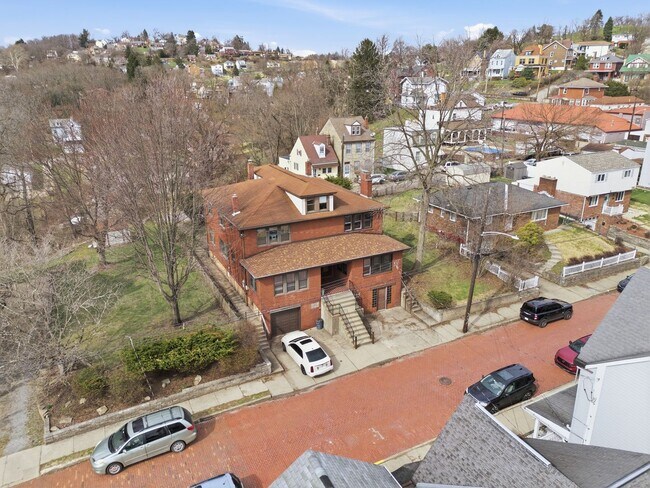 Building Photo - Beautiful, Newly Updated 3 Bedroom/1.5 Bath on quiet street near Pittsburgh's North side. AVAILAB...